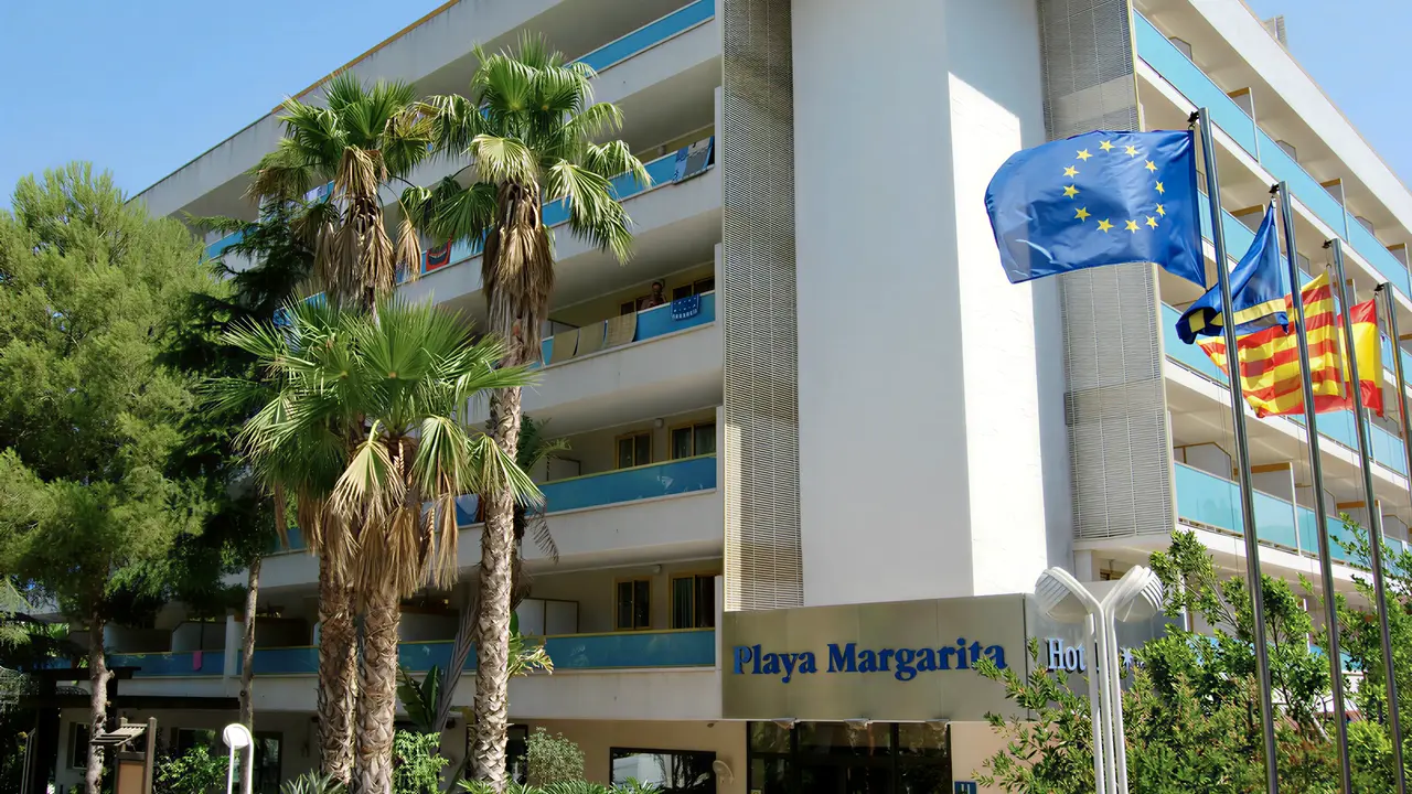 Elewacja budynku 4R Salou Park Resort II z palmami i flagami