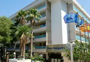 Elewacja budynku 4R Salou Park Resort II z palmami i flagami