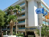 Elewacja budynku 4R Salou Park Resort II z palmami i flagami