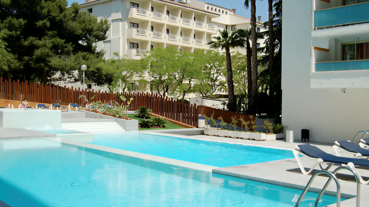 Basen z leżakami w hotelu 4R Salou Park Resort II