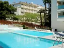 Basen z leżakami w hotelu 4R Salou Park Resort II