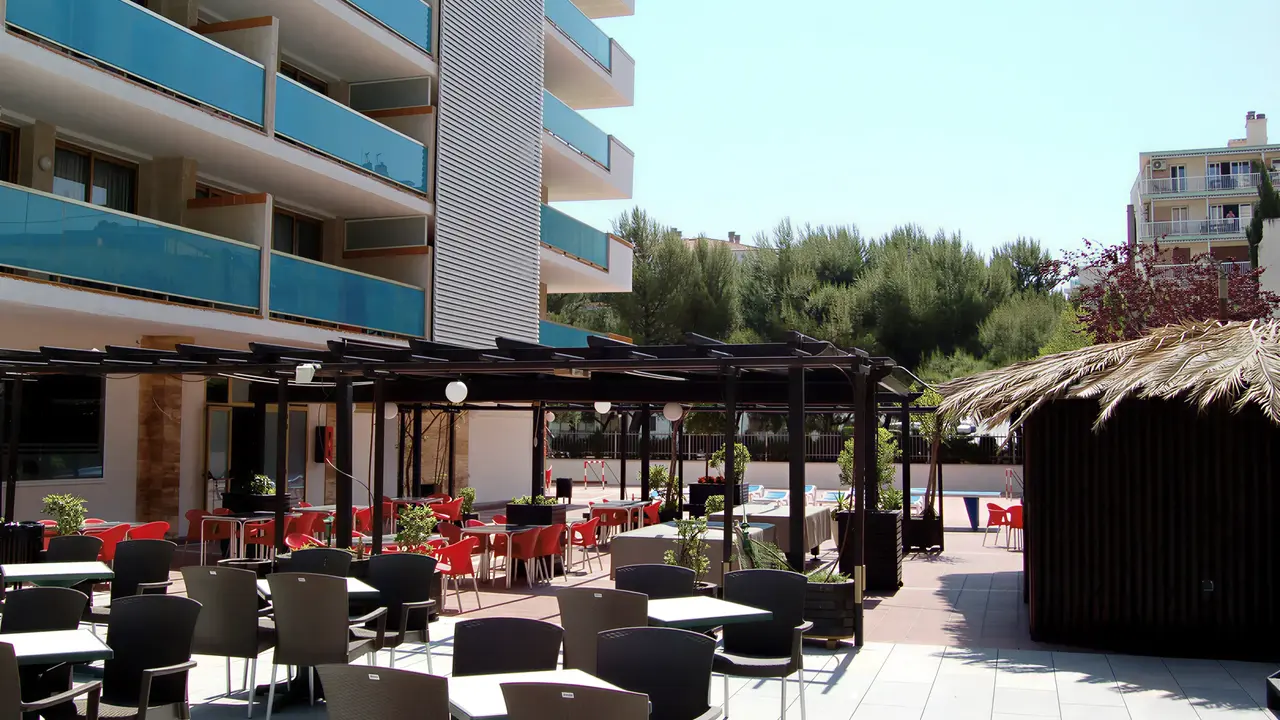 Stolik i krzesła w restauracji 4R Salou Park Resort II