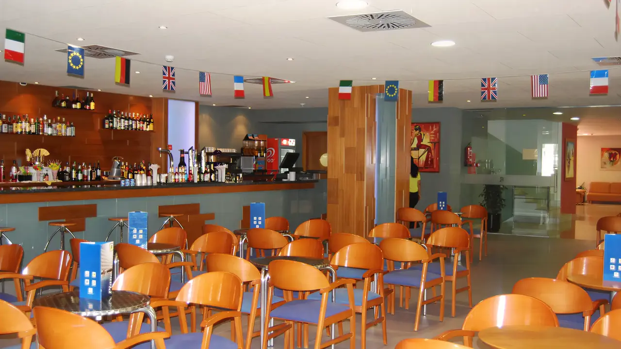 Bar z wysokimi krzesłami w 4R Salou Park Resort II
