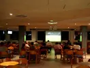 Goście oglądający projektor w 4R Salou Park Resort II