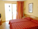 Pokój z łóżkami w 4R Salou Park Resort II
