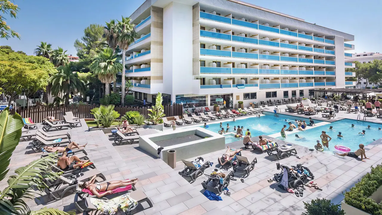 Widok na budynek i basen w 4R Salou Park Resort II