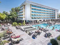 Widok na budynek i basen w 4R Salou Park Resort II
