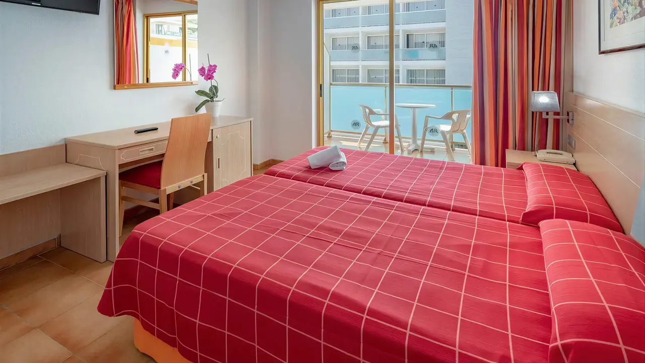 Pokój z czerwonymi łóżkami w 4R Salou Park Resort II