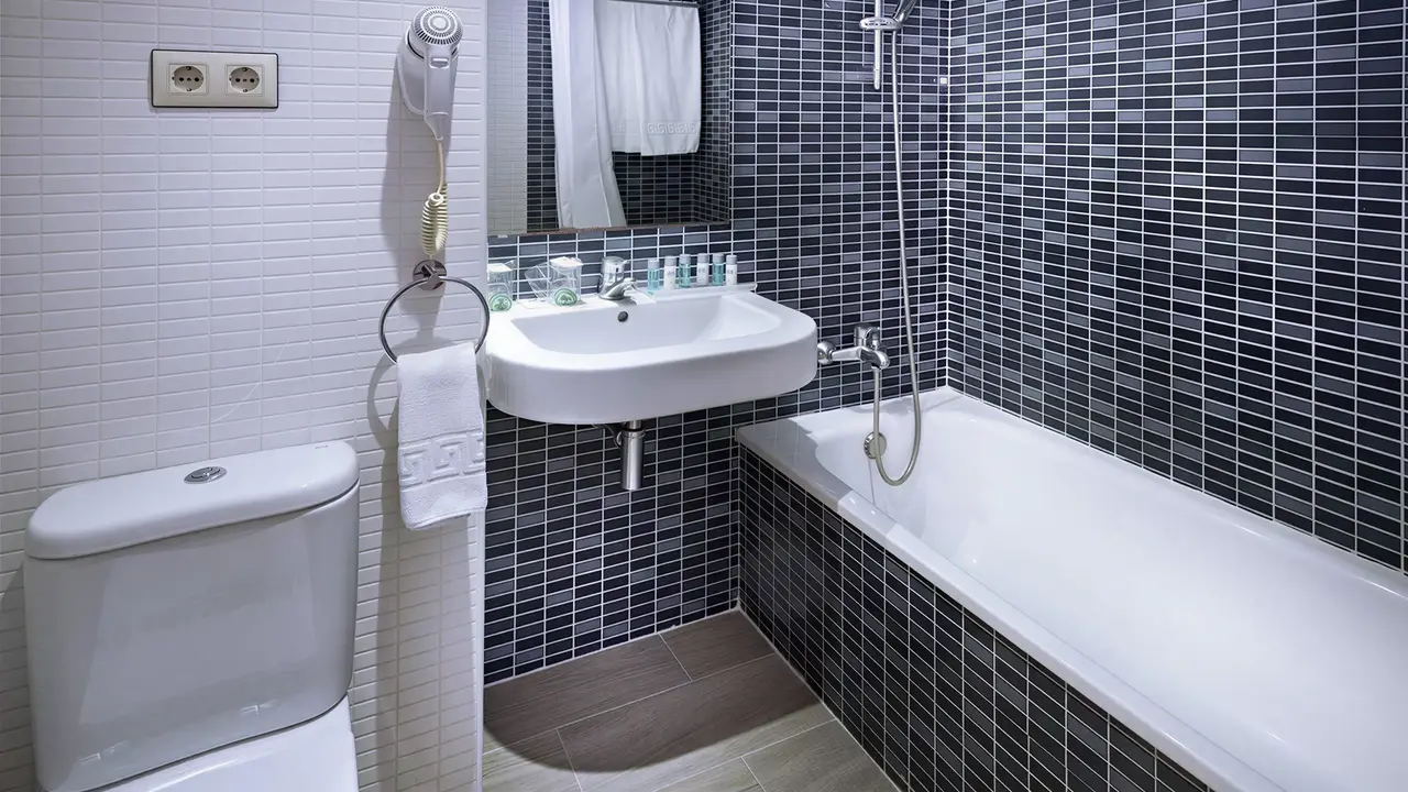 Łazienka w obiekcie 4R Salou Park Resort II z wanną i umywalką