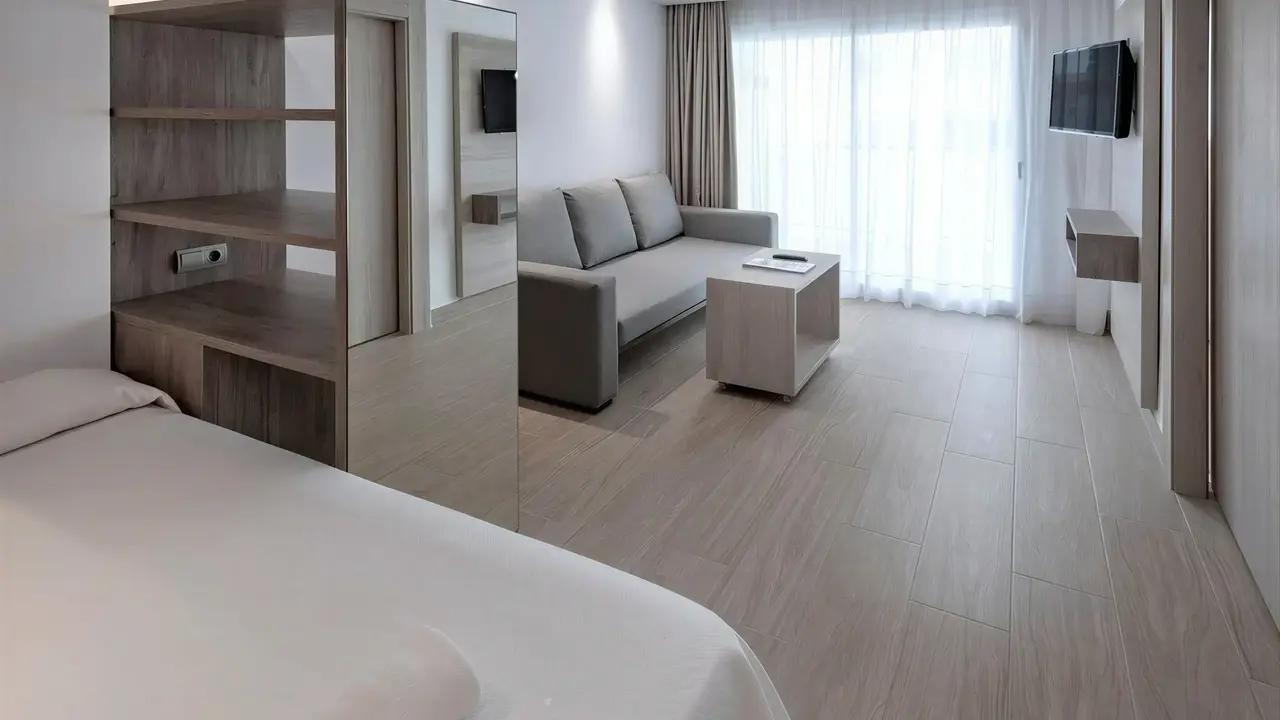 Wnętrze nowoczesnego pokoju w 4R Salou Park Resort II