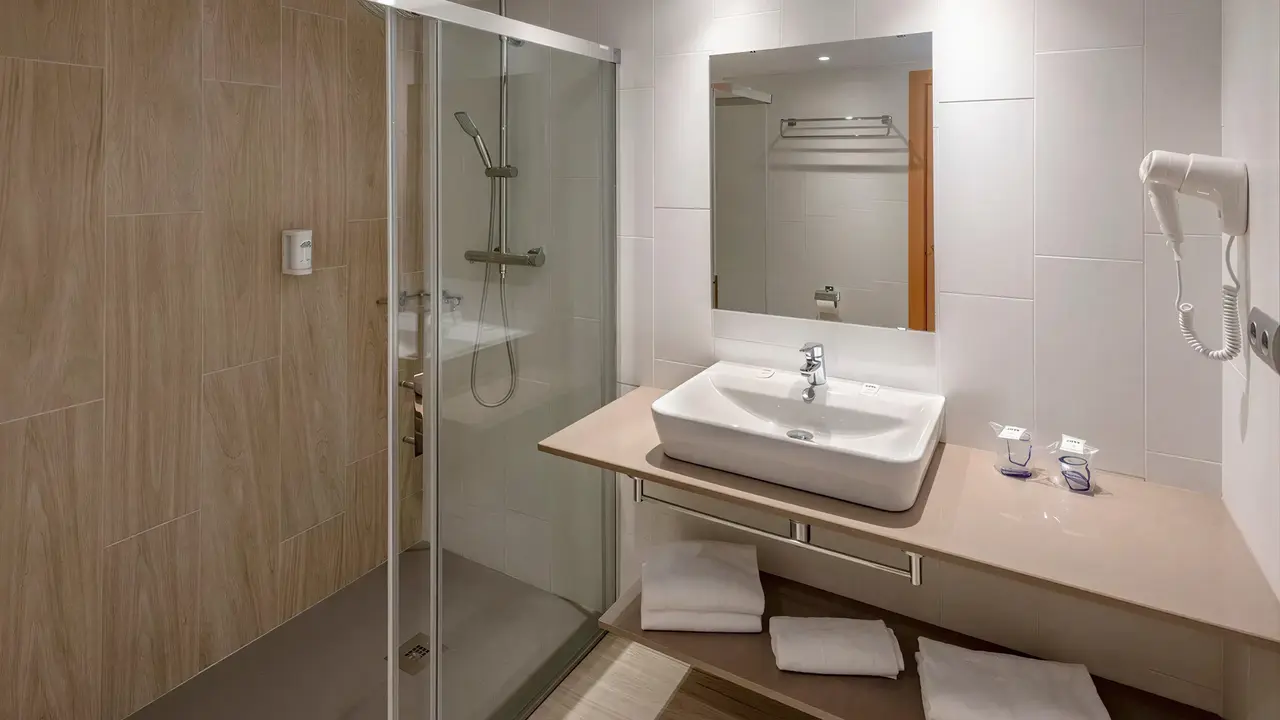 Nowoczesna łazienka w 4R Salou Park Resort II z prysznicem