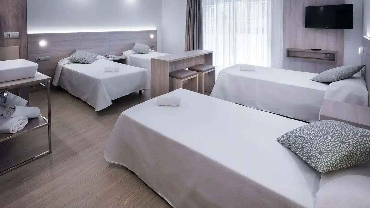 Nowoczesny pokój z łóżkami w 4R Salou Park Resort II