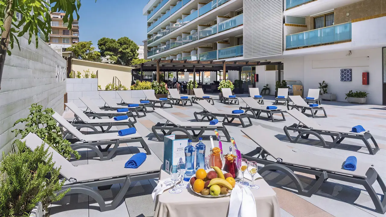 Leżaki i poczęstunek przy basenie w 4R Salou Park Resort II