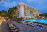 Budynek i baseny w 4R Salou Park Resort II