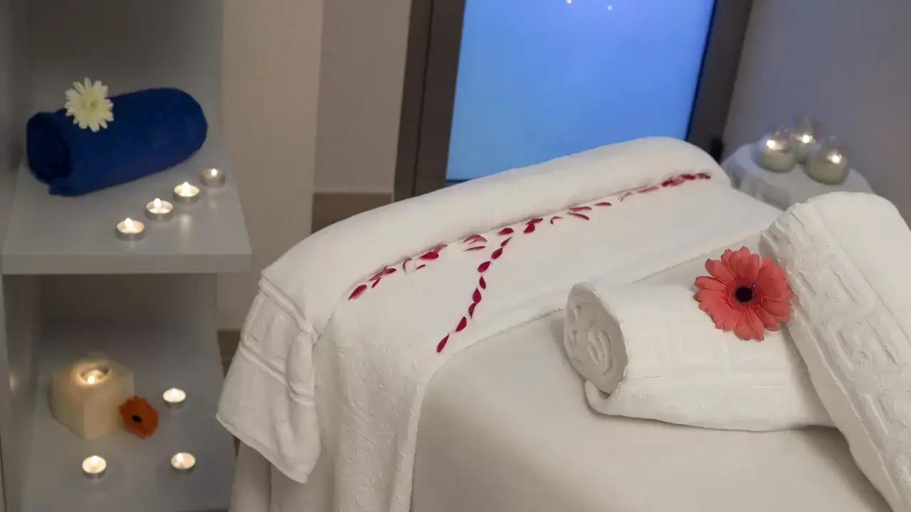 Gabinet masażu w 4R Salou Park Resort II z białymi ręcznikami