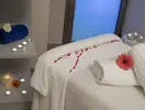 Gabinet masażu w 4R Salou Park Resort II z białymi ręcznikami