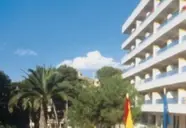 Elewacja budynku 4R Salou Park Resort II z palmami