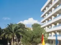 Elewacja budynku 4R Salou Park Resort II z palmami