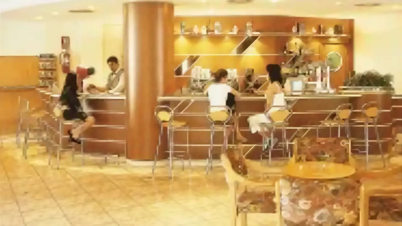 Bar z hokejowymi stołkami w 4R Salou Park Resort II