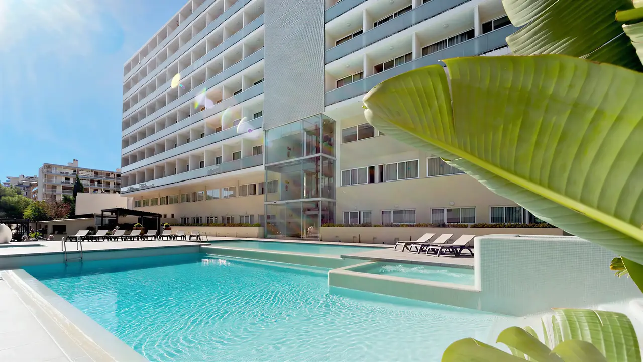 Basen zewnętrzny z leżakami w 4R Salou Park Resort II
