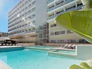 Basen zewnętrzny z leżakami w 4R Salou Park Resort II