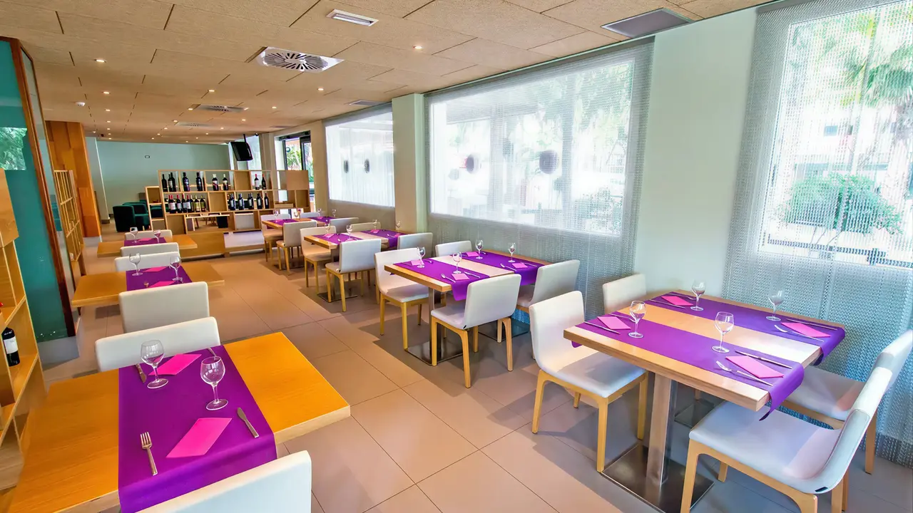 Restauracja w 4R Salou Park Resort II z ustawionymi stolikami