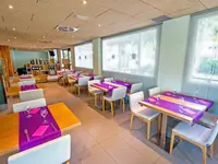 Restauracja w 4R Salou Park Resort II z ustawionymi stolikami