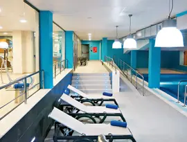 Basen i leżaki w hotelu 4R Salou Park Resort II