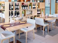 Stolik i krzesła w restauracji 4R Salou Park Resort II