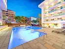 Basen zewnętrzny i leżaki w 4R Salou Park Resort II