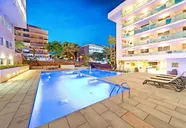 Basen zewnętrzny i leżaki w 4R Salou Park Resort II