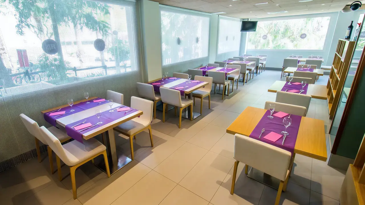 Restauracja w 4R Salou Park Resort II z ustawionymi stolikami