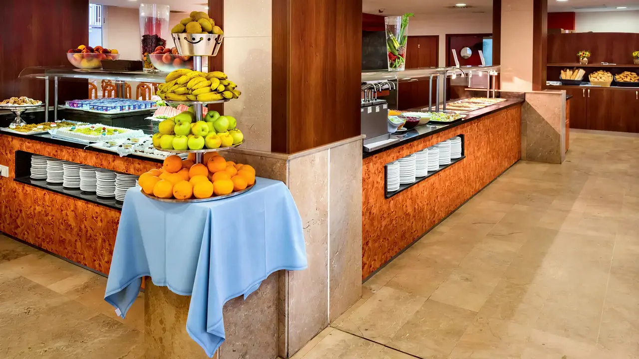 Bufet z owocami w hotelu 4R Salou Park Resort II