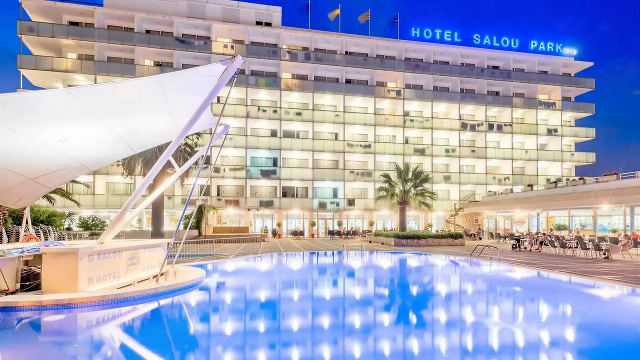 Widok na budynek i basen w 4R Salou Park Resort II