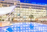 Widok na budynek i basen w 4R Salou Park Resort II