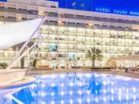 Widok na budynek i basen w 4R Salou Park Resort II