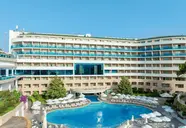 Widok na budynek i basen w A Good Life Utopia Family Resort