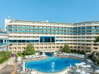 Widok na budynek i basen w A Good Life Utopia Family Resort