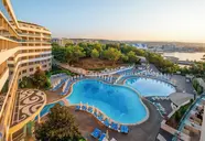 Widok na baseny i budynki w A Good Life Utopia Family Resort