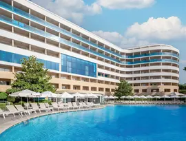 Basen z leżakami w A Good Life Utopia Family Resort