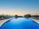 Basen zewnętrzny z leżakami w A Good Life Utopia Family Resort