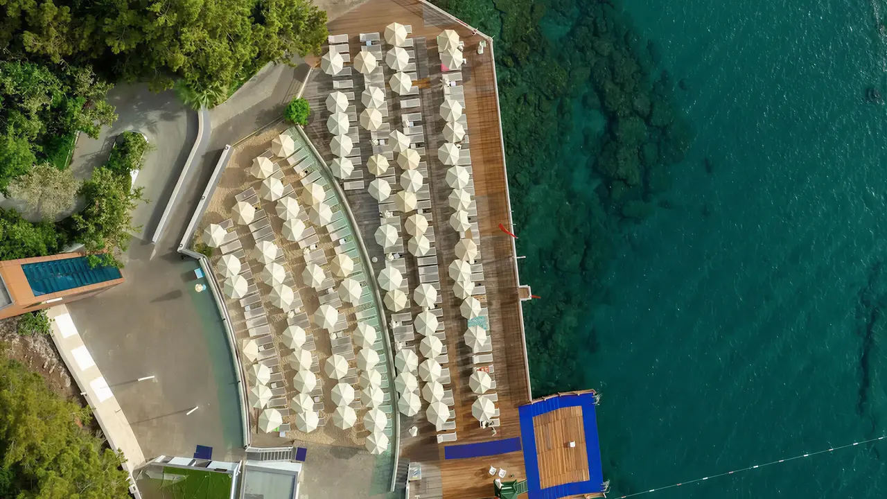 Taras z leżakami przy morzu w A Good Life Utopia Family Resort
