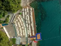 Taras z leżakami przy morzu w A Good Life Utopia Family Resort