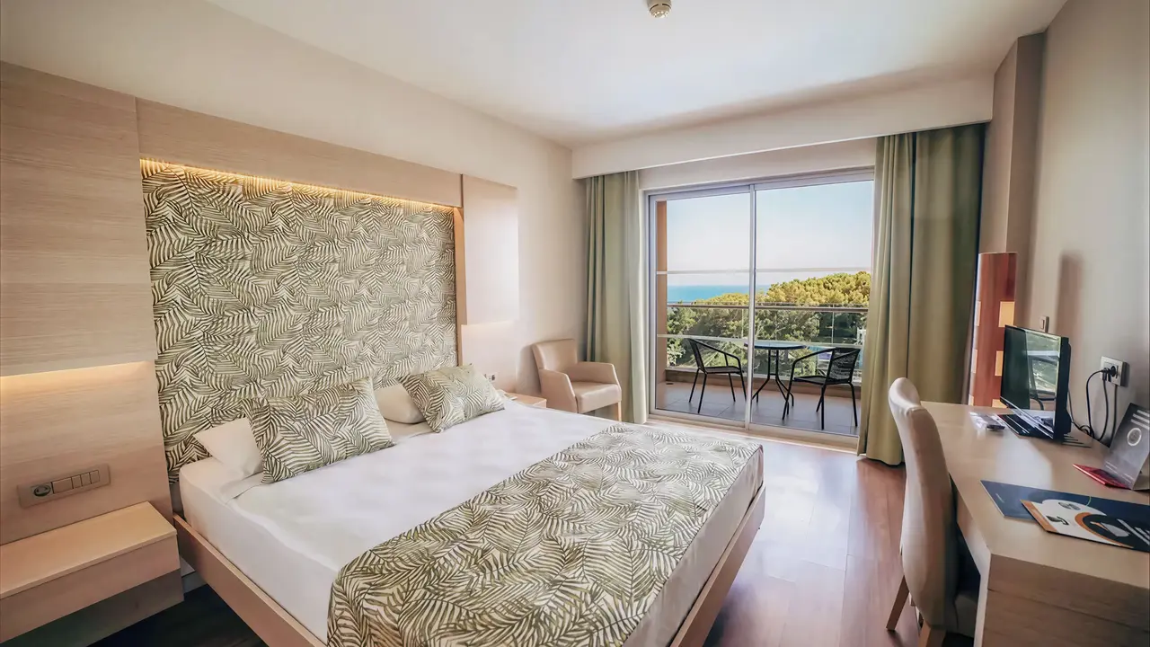 Nowoczesna sypialnia w A Good Life Utopia Family Resort z widokiem na morze