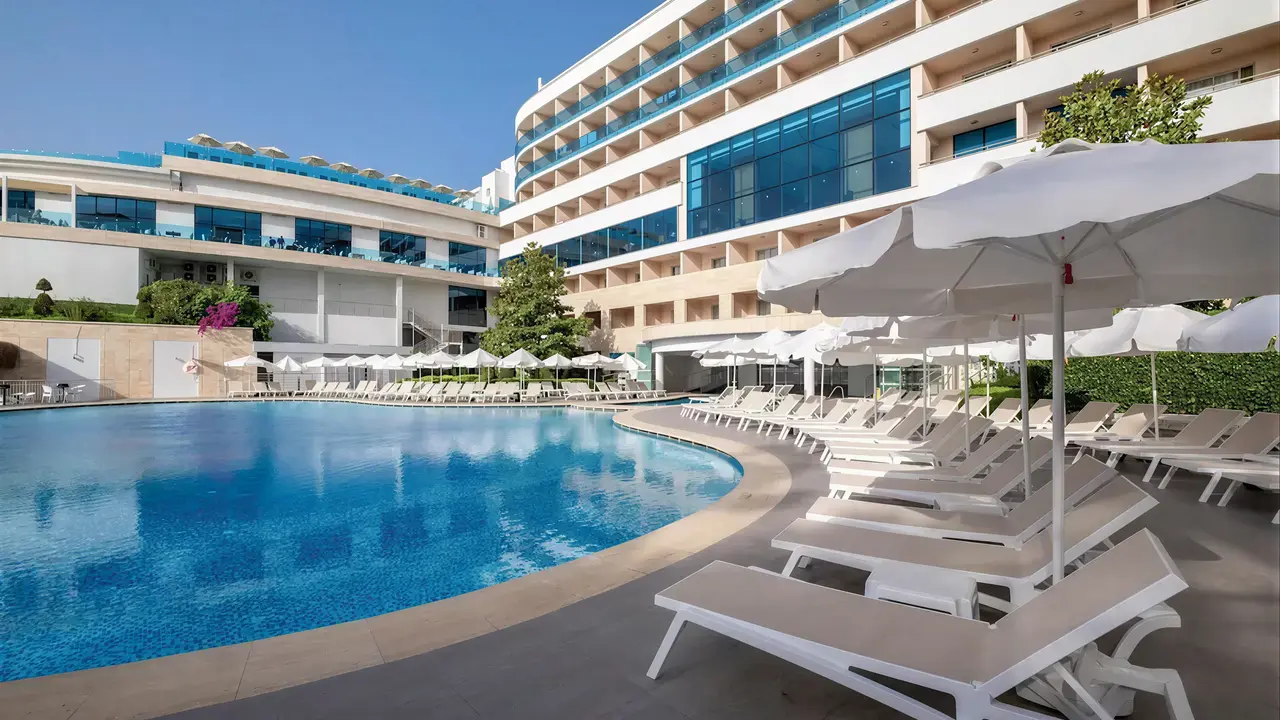 Basen i leżaki w hotelu A Good Life Utopia Family Resort