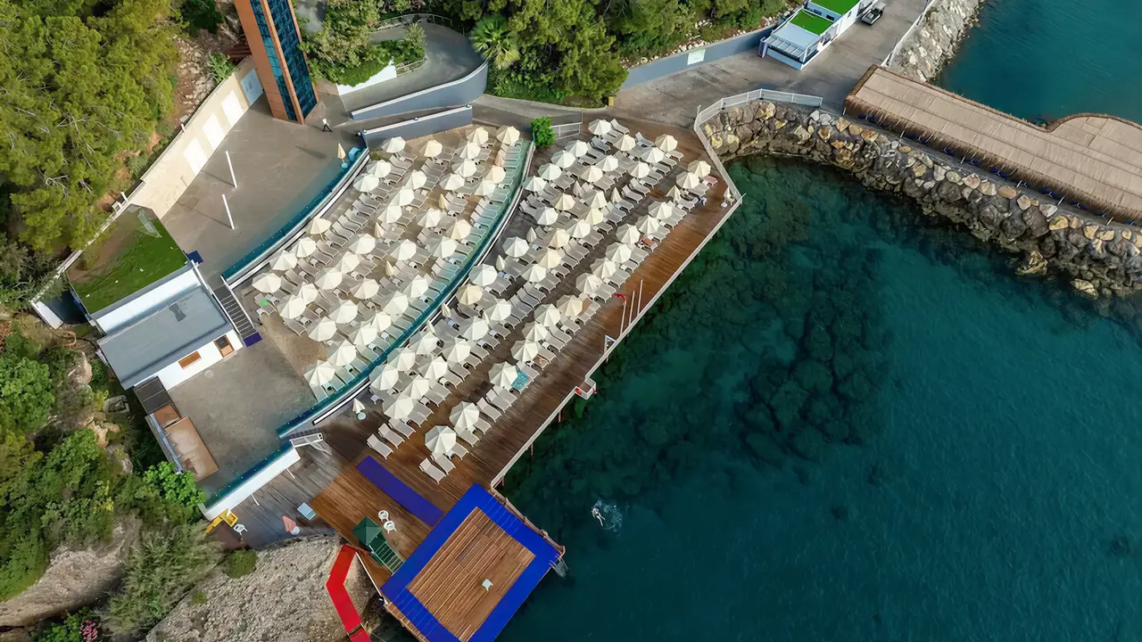 Taras z leżakami nad morzem w A Good Life Utopia Family Resort