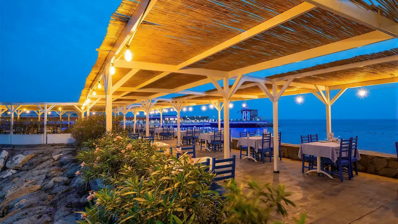 Restauracja na tarasie w A Good Life Utopia Family Resort nad morzem
