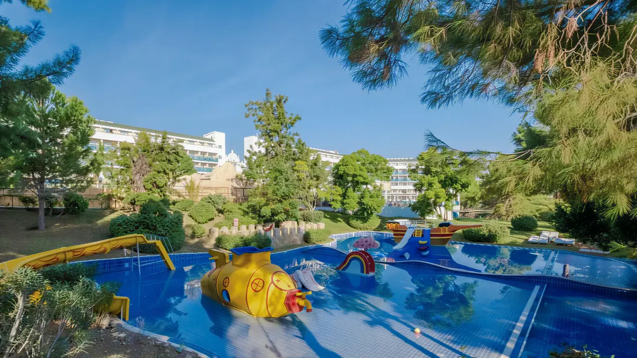 Aquapark w A Good Life Utopia Family Resort z kolorowymi zjeżdżalniami