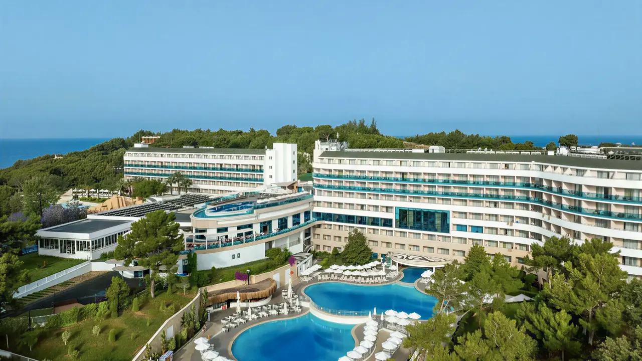Widok na kompleks budynków i baseny A Good Life Utopia Family Resort