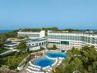 Widok na kompleks budynków i baseny A Good Life Utopia Family Resort